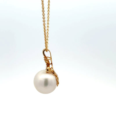 Pearl Pendant Necklace in Yellow Gold