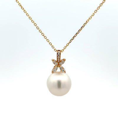 Pearl Pendant Necklace in Yellow Gold