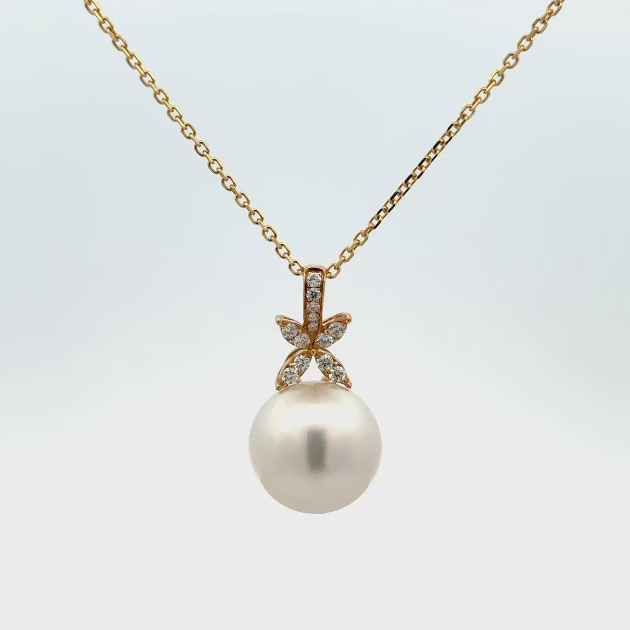 Pearl Pendant Necklace in Yellow Gold