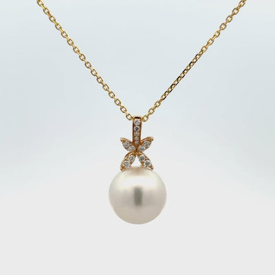 Pearl Pendant Necklace in Yellow Gold